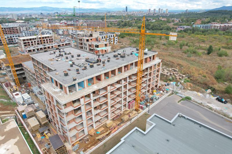 New apartments in a building with a rich landscaped area, walkways and safe places for children to play New apartments in a building with a rich landscaped area, walkways and safe places for children to play