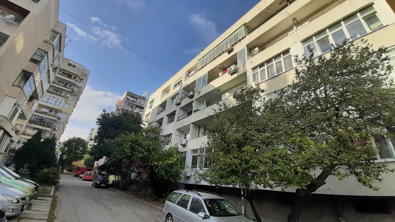 Spacious apartment in a well-kept building with a garden, suitable for investment Spacious apartment in a well-kept building with a garden, suitable for investment
