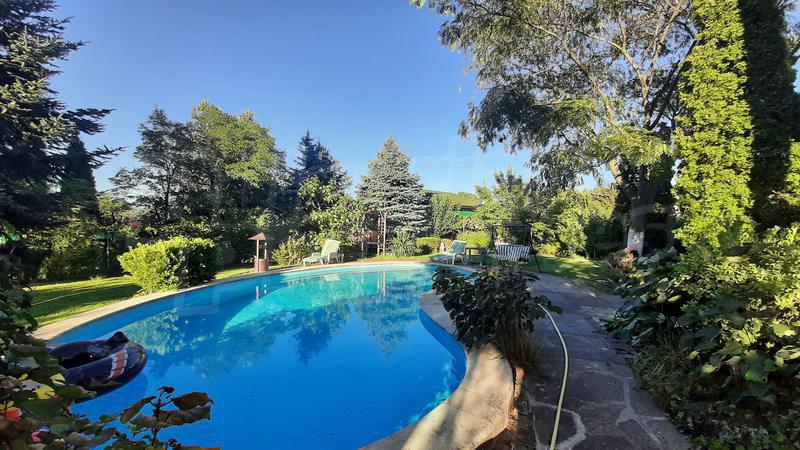 Three-storey house with swimming pool, barbecue, tavern, parking lot for 7 cars Three-storey house with swimming pool, barbecue, tavern, parking lot for 7 cars