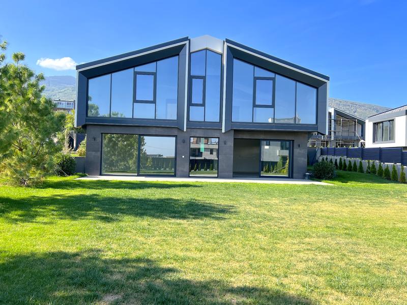 Luxury houses high-class construction with stunning view of the city and Vitosha mountain Luxury houses high-class construction with stunning view of the city and Vitosha mountain