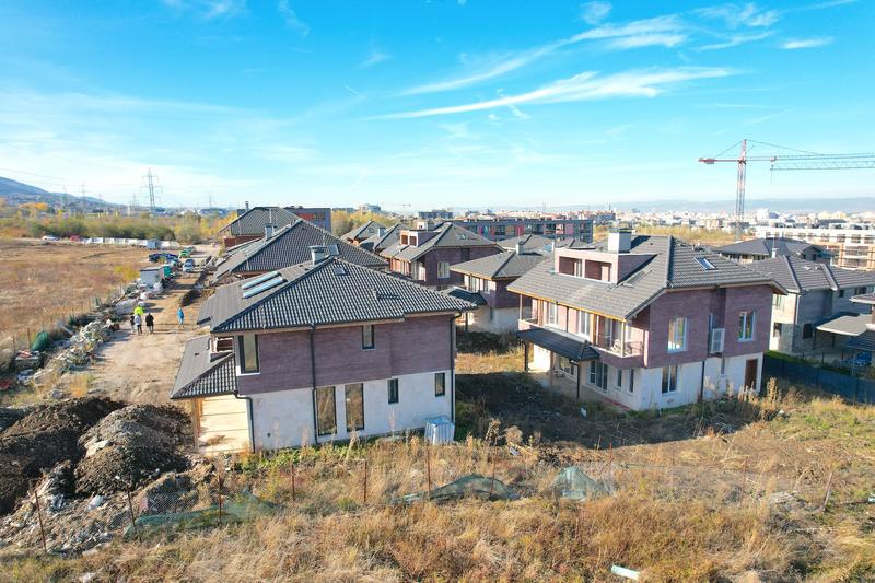 3-storey houses with mountain views and convenient access to the Ring Road 3-storey houses with mountain views and convenient access to the Ring Road