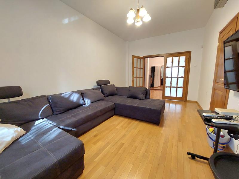 Furnished apartment in a well-maintained building on an emblematic, metropolitan street Furnished apartment in a well-maintained building on an emblematic, metropolitan street