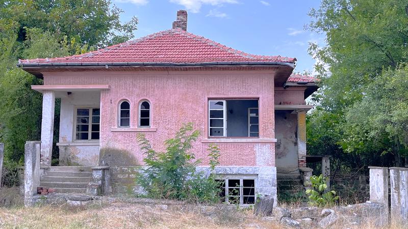 Селски имот дo малка река, чешма с изворна вода и гора Селски имот дo малка река, чешма с изворна вода и гора