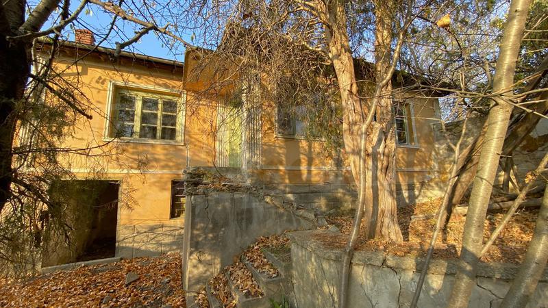 Country house for renovation near the town of Chirpan Country house for renovation near the town of Chirpan