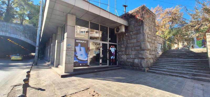 Property with potential suitable for shop, office, fitness, showroom Property with potential suitable for shop, office, fitness, showroom