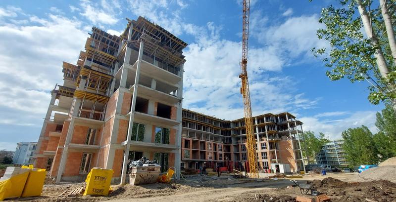 Impeccable complex amidst parklands, with top-class amenities