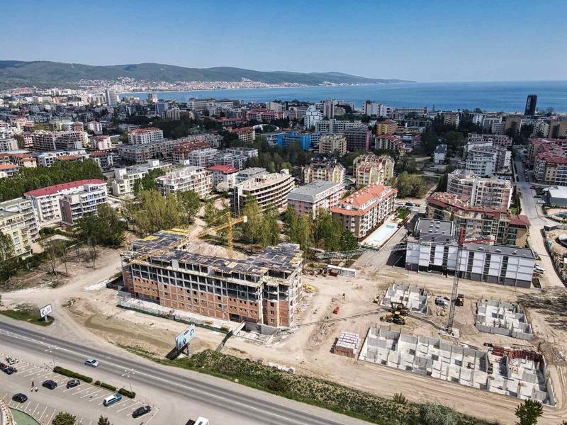 Impeccable complex amidst parklands, with top-class amenities