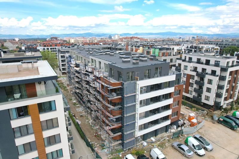Complex of three multi-family residential buildings with garages and parking spaces Complex of three multi-family residential buildings with garages and parking spaces