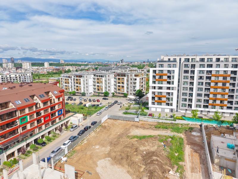 Здание, объединяющее городскую динамику и близость к природе Здание, объединяющее городскую динамику и близость к природе