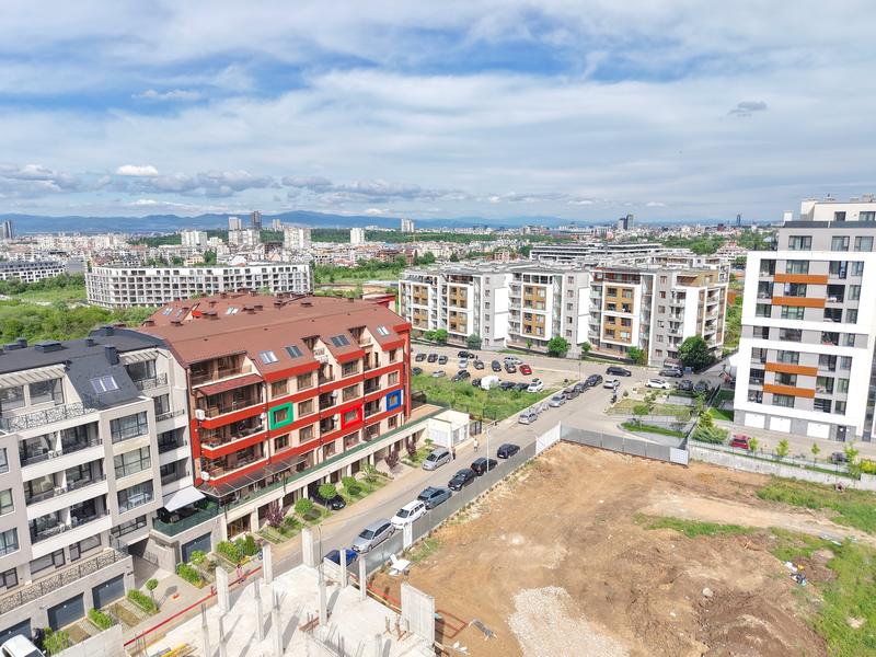 Сграда съчетаваща градската динамика с близостта на природата Сграда съчетаваща градската динамика с близостта на природата