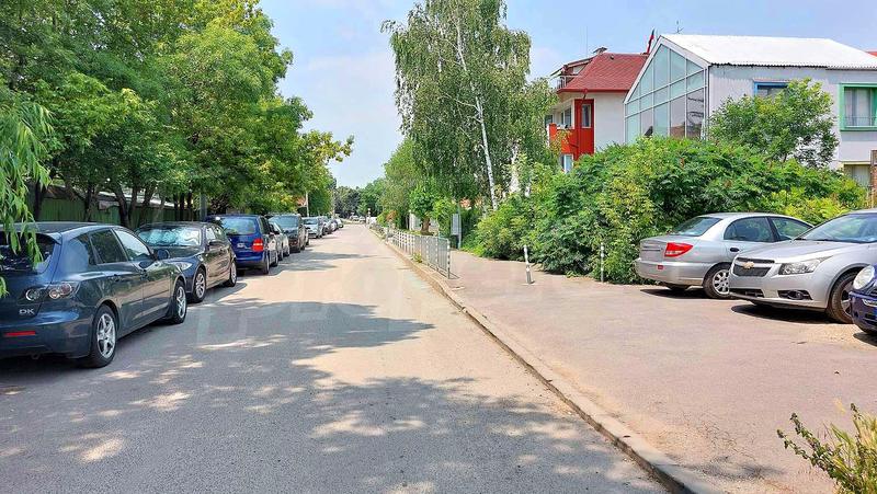 Современная кирпичная постройка с парковкой и близлежащими удобствами Современная кирпичная постройка с парковкой и близлежащими удобствами