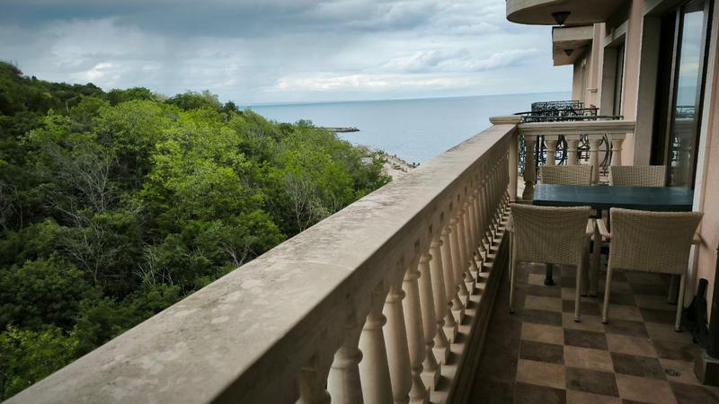 Modern, fully furnished apartment with seafront location and panoramic views Modern, fully furnished apartment with seafront location and panoramic views