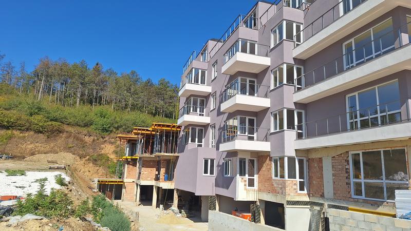 Просторно жилище със спокойна и зелена локация в морската столица Просторно жилище със спокойна и зелена локация в морската столица
