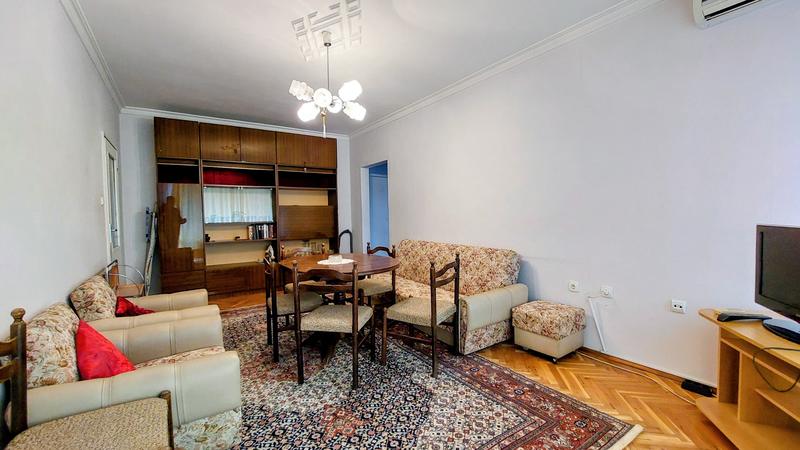 Furnished apartment near major boulevards, educational institutions, shops Furnished apartment near major boulevards, educational institutions, shops