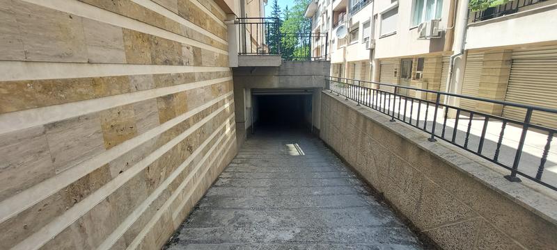 Гараж с роллетными воротами в закрытом комплексе Гараж с роллетными воротами в закрытом комплексе