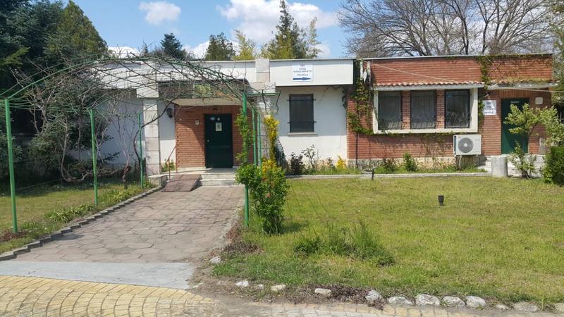 Single-storey building with large living room, tavern, summer garden with waterfall and small lake 600 m from the beach