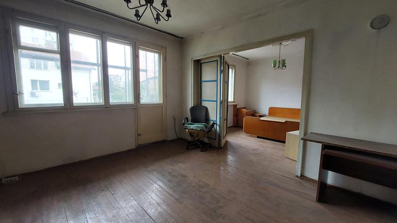 Spacious home with potential in a quiet area with convenient access to the metro station and New Bulgarian University Spacious home with potential in a quiet area with convenient access to the metro station and New Bulgarian University
