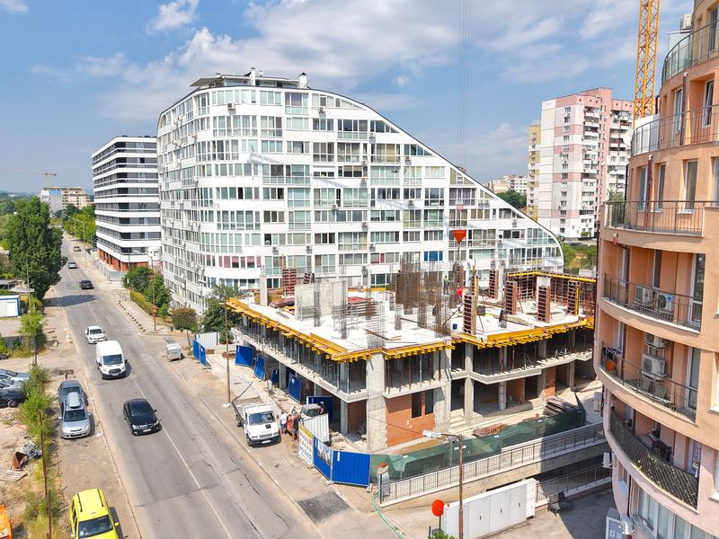 Modern complex with spacious layouts and sunny balconies Modern complex with spacious layouts and sunny balconies