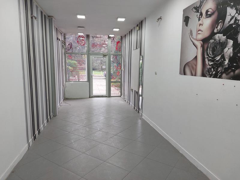 Business property in a lively area, suitable for a shop, office, beauty salon