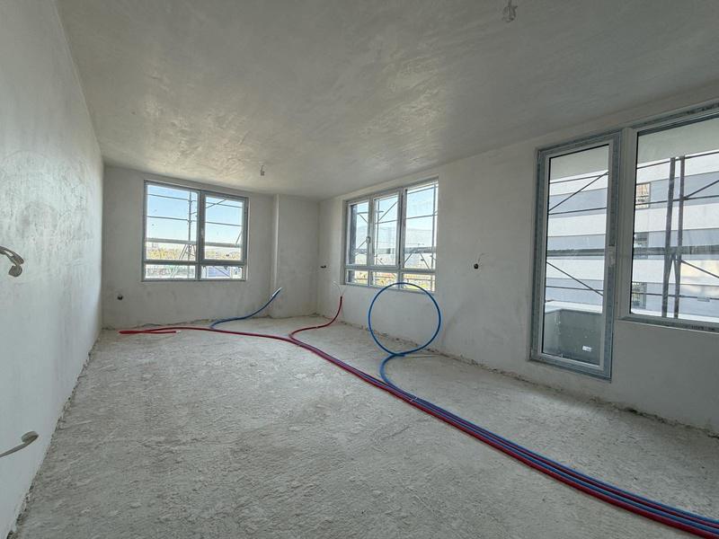 Spacious apartment with panoramic views of educational institutions, shops, hospital, park