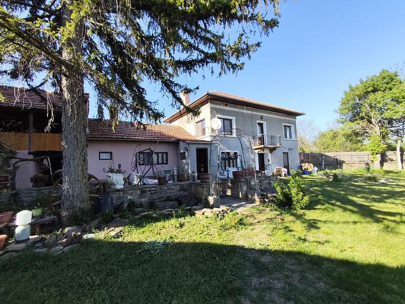 House in good condition in a quiet village near the main road Sofia-Varna