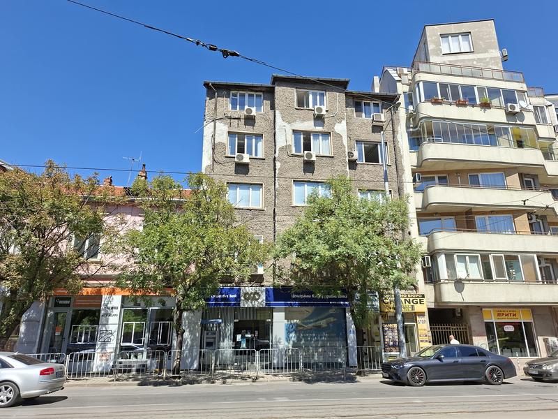 Ground-floor shop with excellent investment potential in central area of the capital