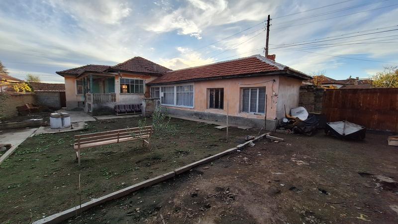 Property with potential for a cozy family home or villa after renovation in the village of Razhevo Konare