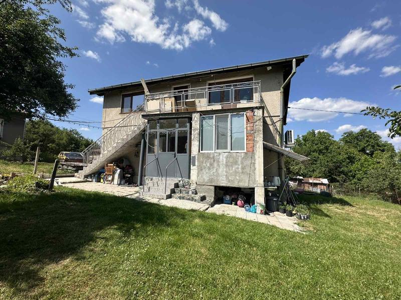 Furnished property 21 km to Slivnitsa metro station, in a very attractive, quiet area with fresh air and easy access to the capital