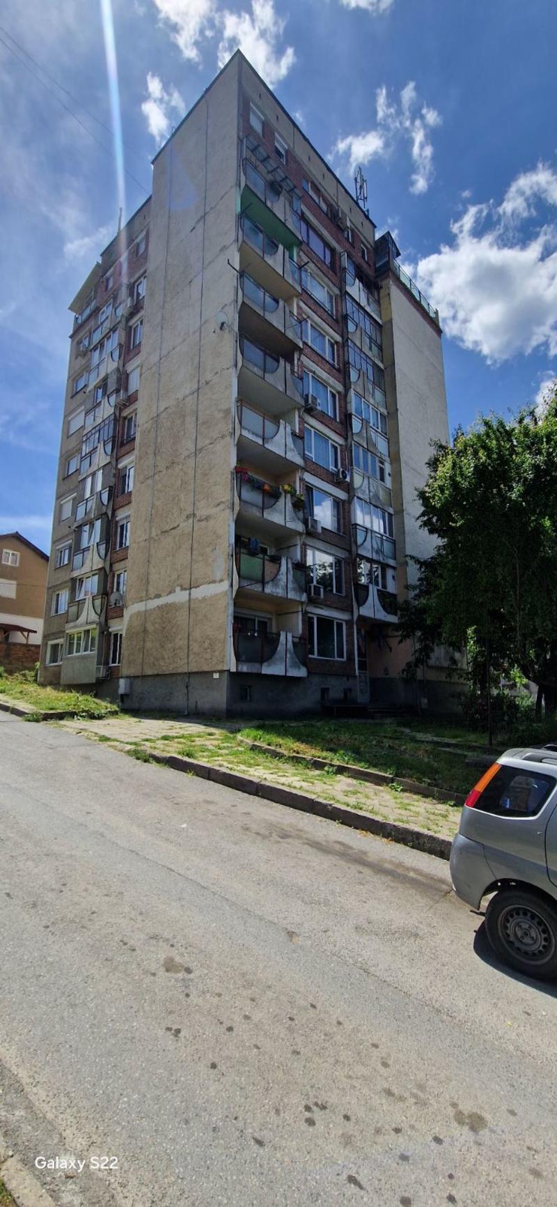 Apartment with two bedrooms and basement near amenities