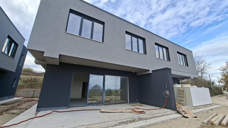 Modern family home with private garden, two parking spaces and unobstructed sea view