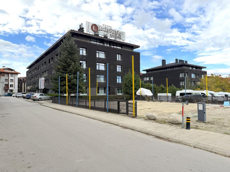 South-facing studio in year-round gated complex with indoor and outdoor swimming pools