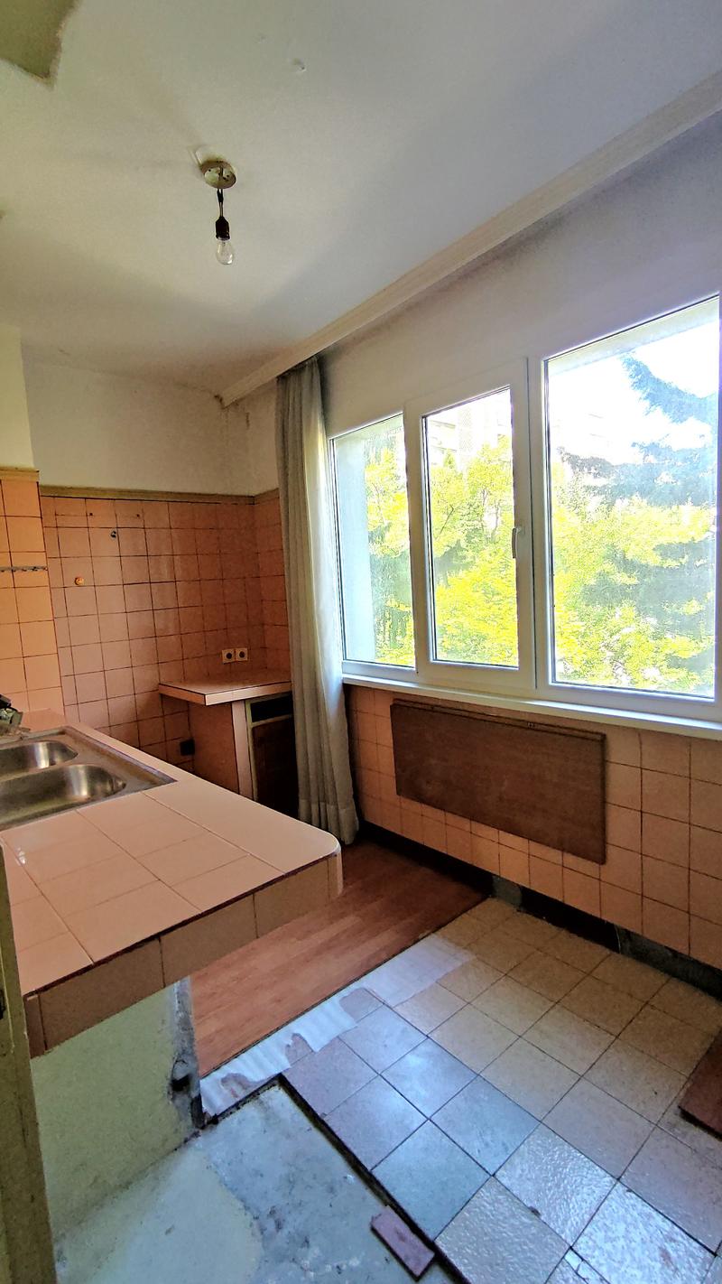 Apartment with 2 bedrooms, separate living room and kitchen within walking distance of all key amenities