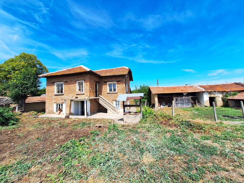 Two-storey house with large garden and well in the Danube Plain