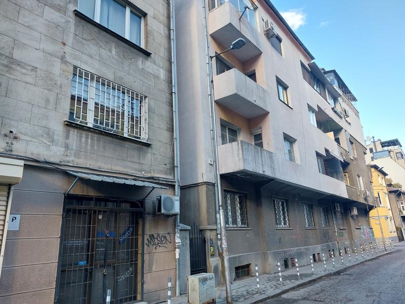 Brick home with potential and top location near iconic places and everyday amenities