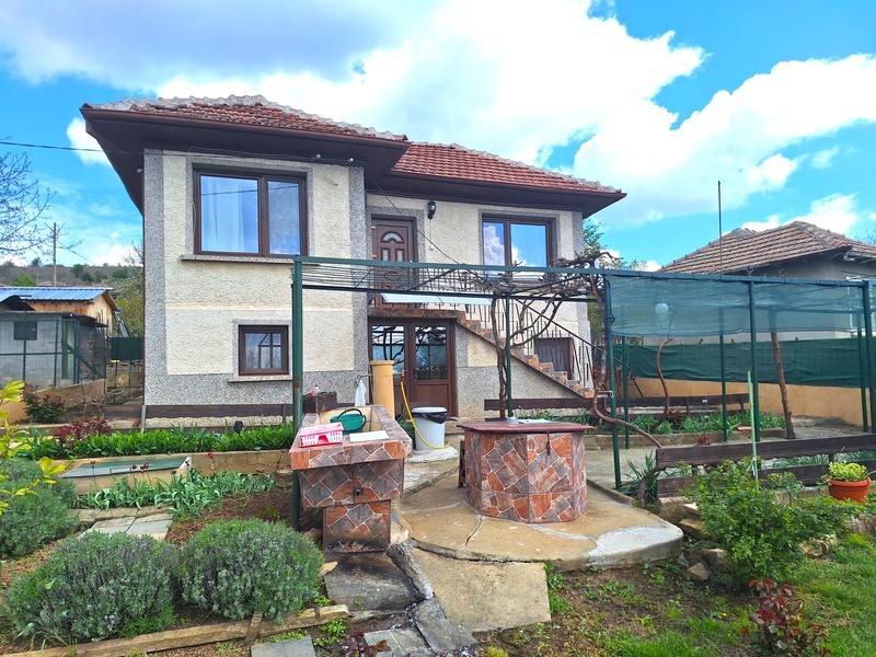 Furnished property with well-kept garden and beautiful view