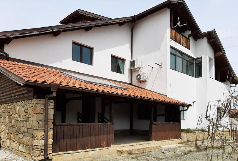 Business property with potential for development in the village of Konstantin