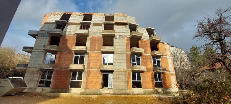 New apartments in peace and security near park, kindergartens, schools, shops