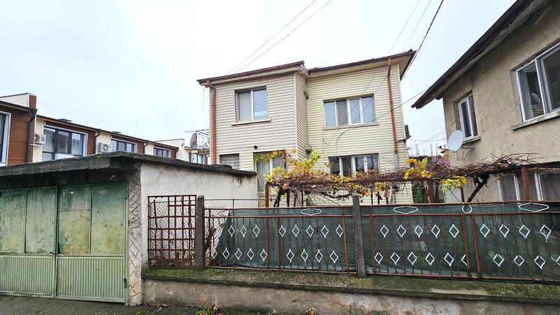 Fully furnished family home with three bedrooms, attic, basement and private plot