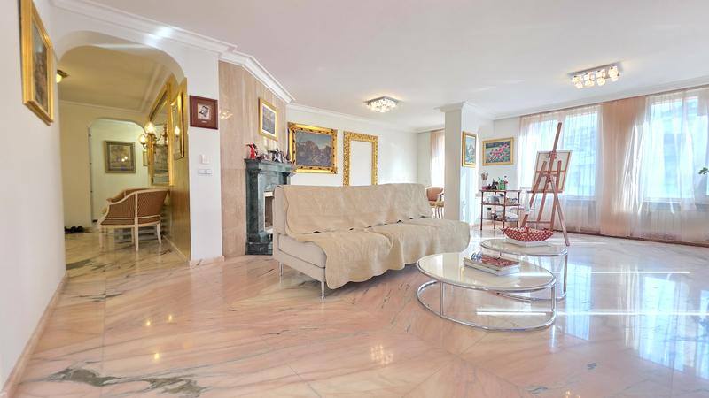 A refined residence on a quiet street near South Park and European Union metro station