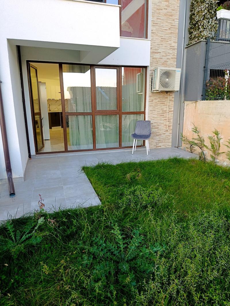 Spacious studio with private garden and Parking