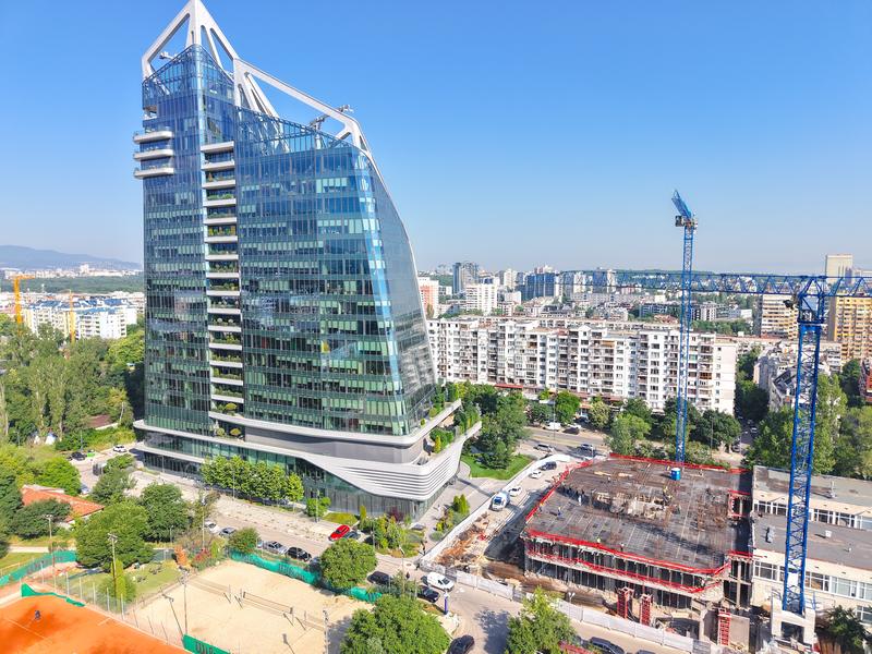 Exclusive properties in a complex harmonizing with the dynamic urban environment