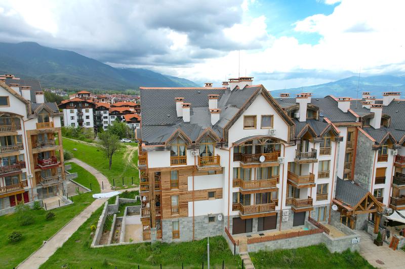 Ground-floor studio in well-maintained complex near the Gondola lift