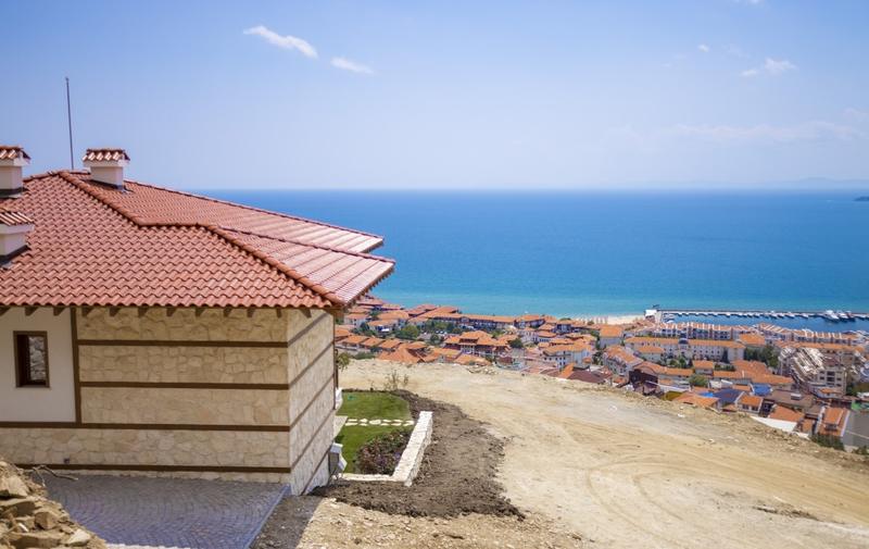 Complex in "old Bulgarian house" style with sea view