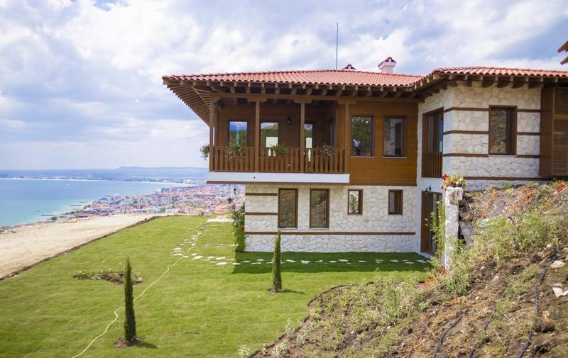 Complex in "old Bulgarian house" style with sea view