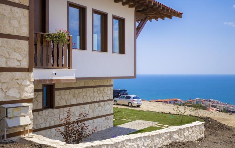 Complex in "old Bulgarian house" style with sea view