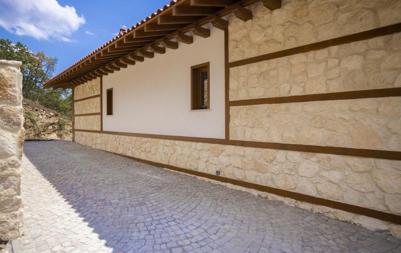 Complex in "old Bulgarian house" style with sea view