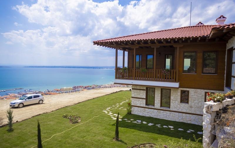 Complex in "old Bulgarian house" style with sea view