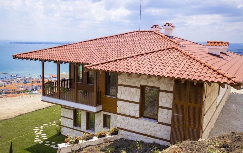 Complex in "old Bulgarian house" style with sea view
