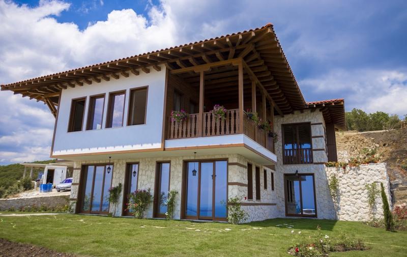 Complex in "old Bulgarian house" style with sea view