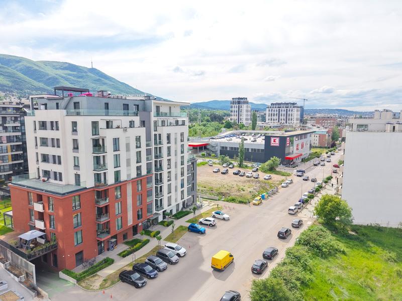 A building that benefits from a great location and various city amenities nearby